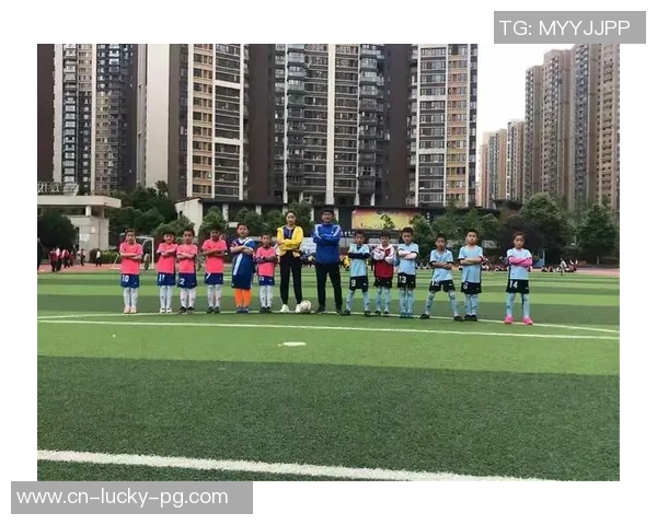 小学足球基础动作要领全面解析助力孩子快乐成长与运动技能提升